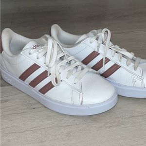 Women’s Adidas Sneakers Size 7.5